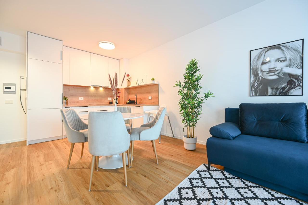 Km Flats Apartment Oradea Bagian luar foto