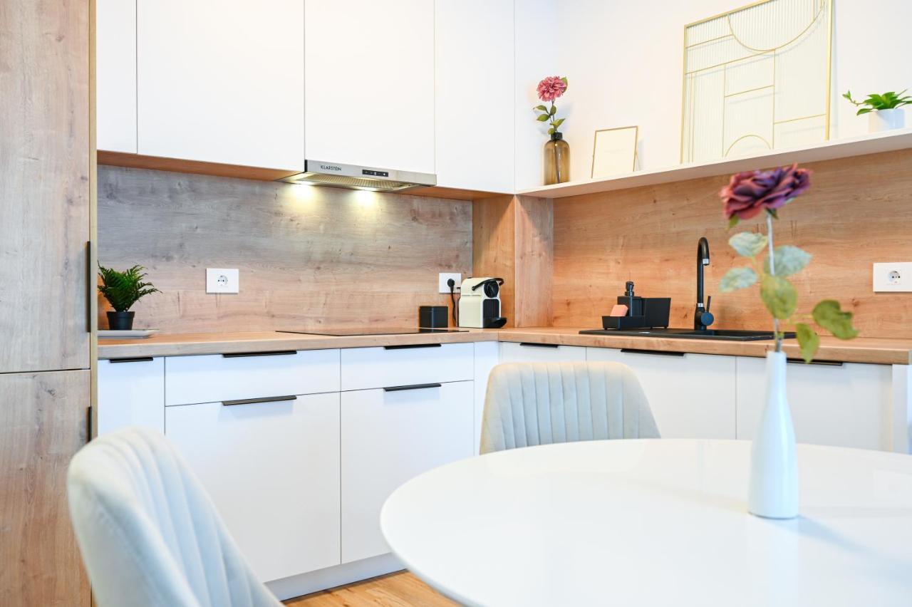 Km Flats Apartment Oradea Bagian luar foto